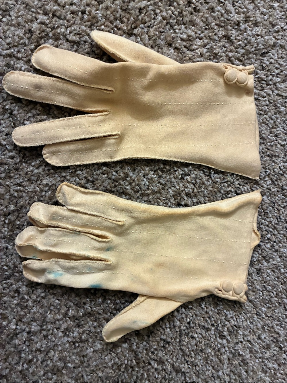 Vintage Cream Ladies Gloves with Button Detail